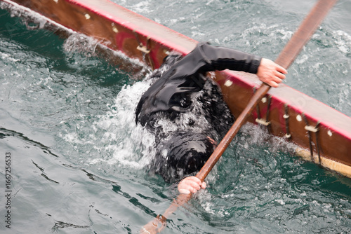 Φωτογραφία Greenlandic kayaker demonstrating roll