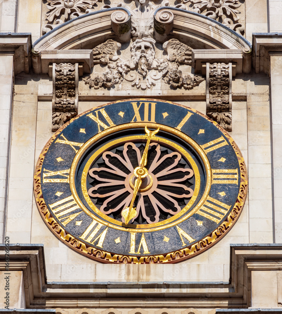 Obraz premium Clock (made in year 1288) on Westminster Abbey facade in London, UK