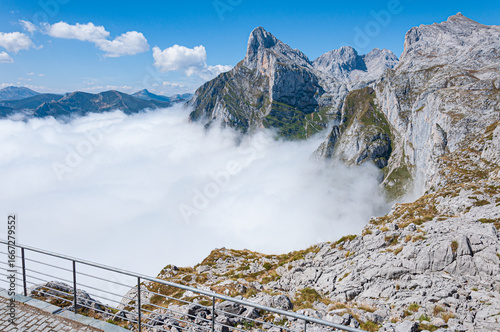 Mar de nubes en paisaje alpino de los Picos de Europa