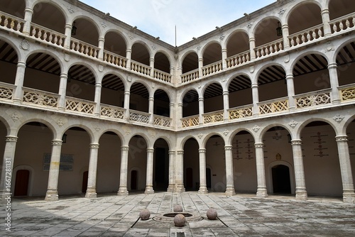 Les arcades de la cour intérieure du palais Santa Cruz à Valladolid