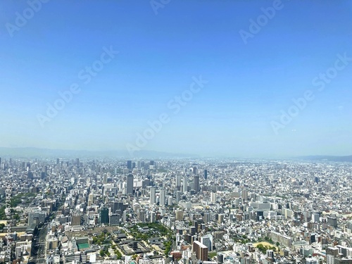 上空から見た晴れた日の大阪市の風景