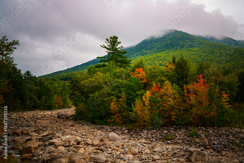 Konstfotografi Autumn in New England, vibrant cloudy scene over Mt Hancock in the White Mountains near Loon Mountain along the East Branch Pemigewasset River in Lincoln, New Hampshire
