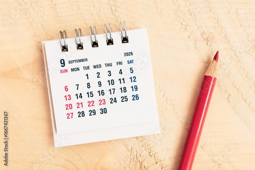 2026年9月カレンダーと赤鉛筆　日本の9月卓上カレンダー　祝日祭日休日連休