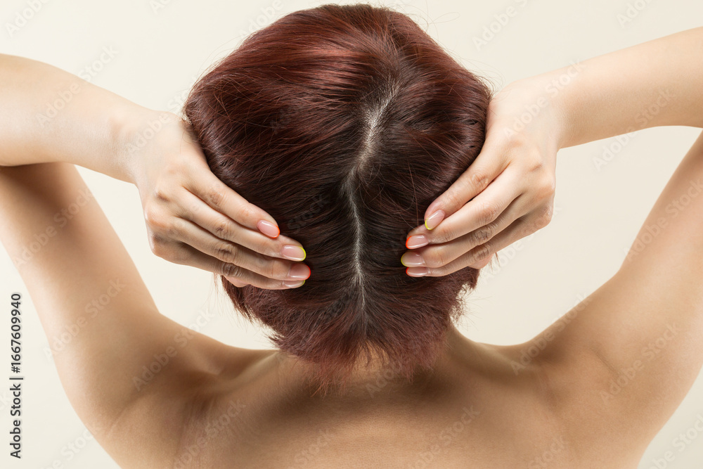 Fototapeta premium 若いアジア人の女性の頭皮のクローズアップ。