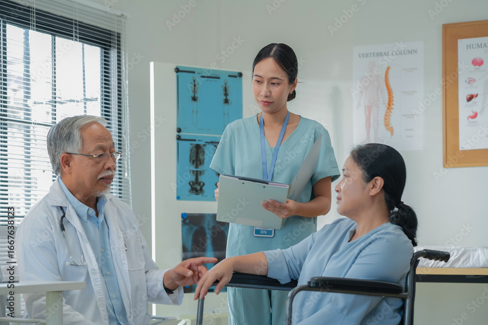 Obraz premium Asian healthcare providers deliver patient-centered consultation to senior woman, explaining medical condition through health literacy communication and holistic care approach for optimal wellness 