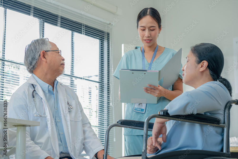 Obraz premium Asian healthcare providers deliver patient-centered consultation to senior woman, explaining medical condition through health literacy communication and holistic care approach for optimal wellness 