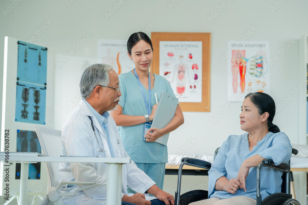 Obraz premium Asian healthcare providers deliver patient-centered consultation to senior woman, explaining medical condition through health literacy communication and holistic care approach for optimal wellness 