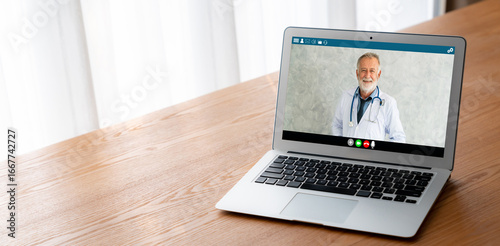 Fotografi Doctor video call online by modish telemedicine software application for virtual