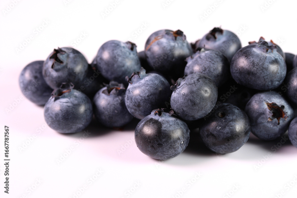 Fototapeta premium 白背景のブルーベリー