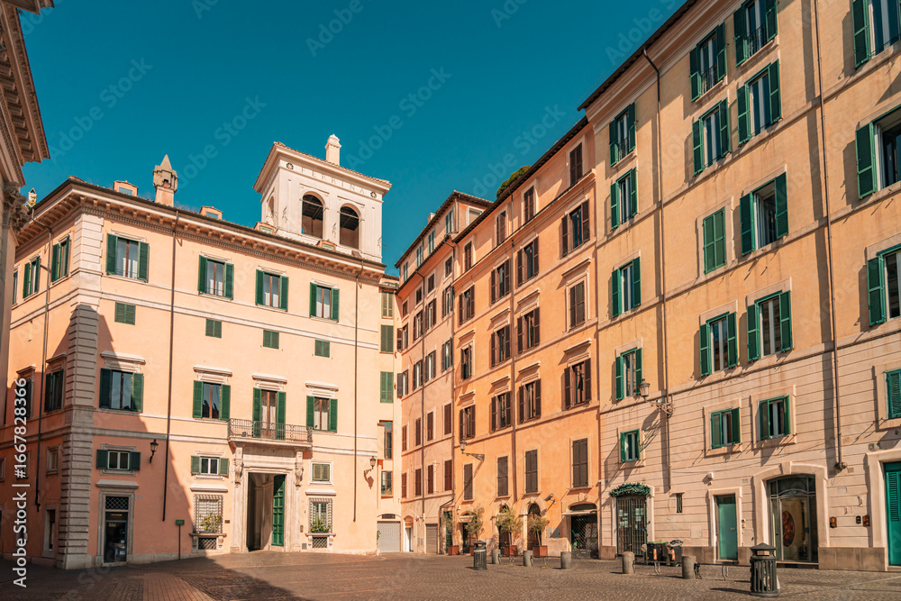 Obraz premium 08 08 2025 Rome, Italy - Piazza with historic buildings in Rome
