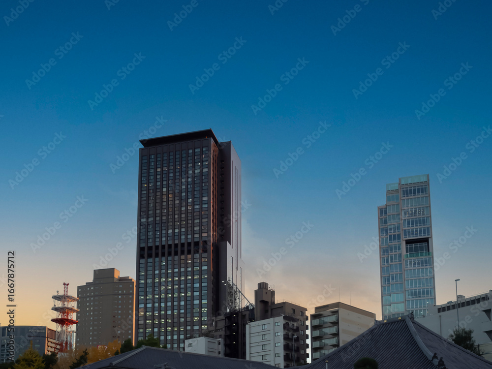 Fototapeta premium 夕方の東京、ビル群と空の静かな時間