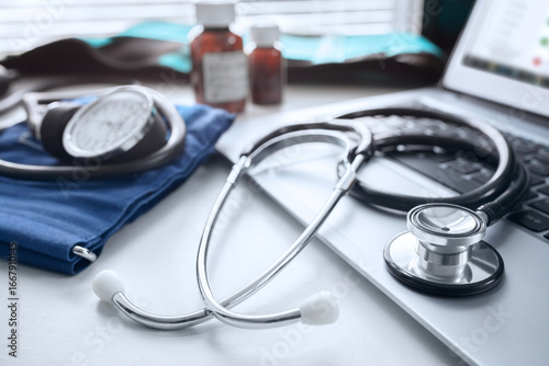 Tableau sur toile Stethoscope on laptop keyboard in doctor surgery