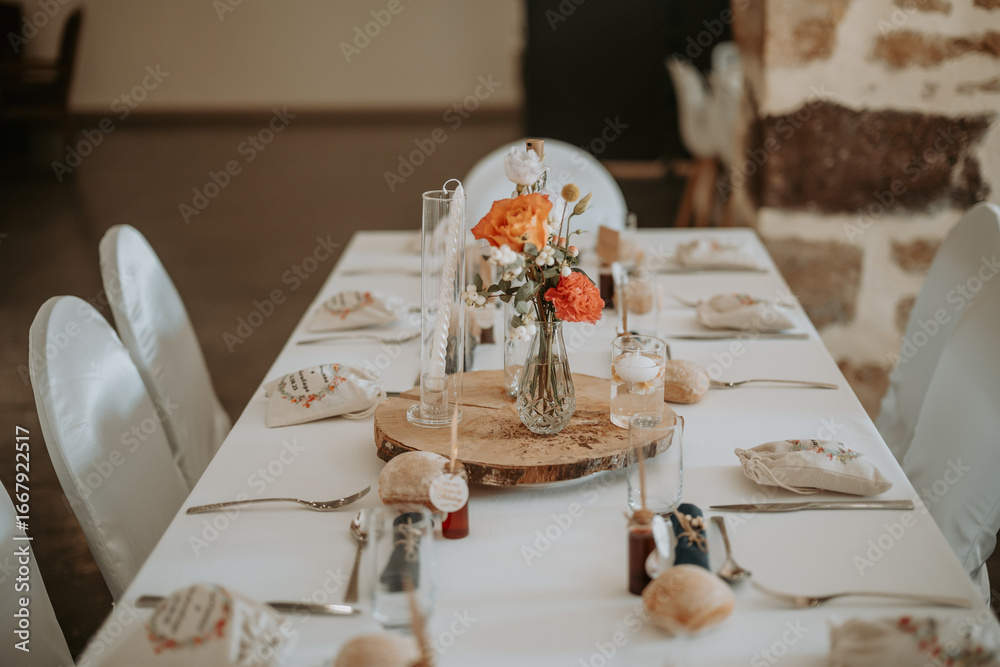 Fototapeta premium Les tables et la décoration d'une salle de réception d'un mariage en France