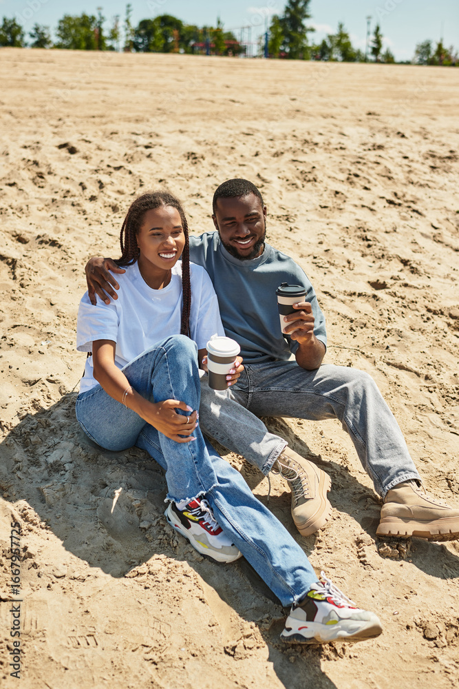 Obraz premium Young couple enjoying a carefree walk together under the warm sun of a beautiful afternoon