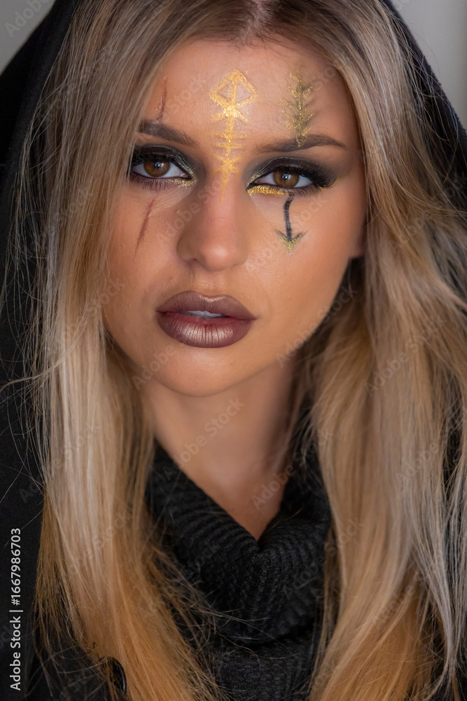 Naklejka premium creepy halloween portrait woman with witch face makeup