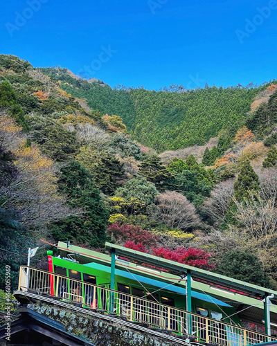 秋の山とカラフルなロープウエイ