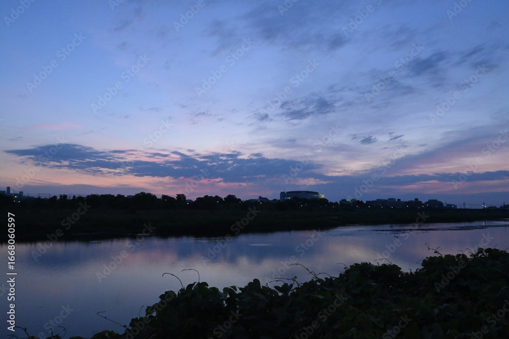 Fototapeta premium 川と夜明けの空