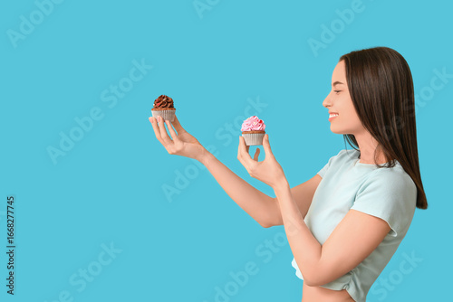 Young woman with sweet cupc...