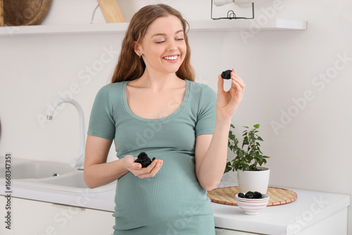 Young pregnant woman with d...