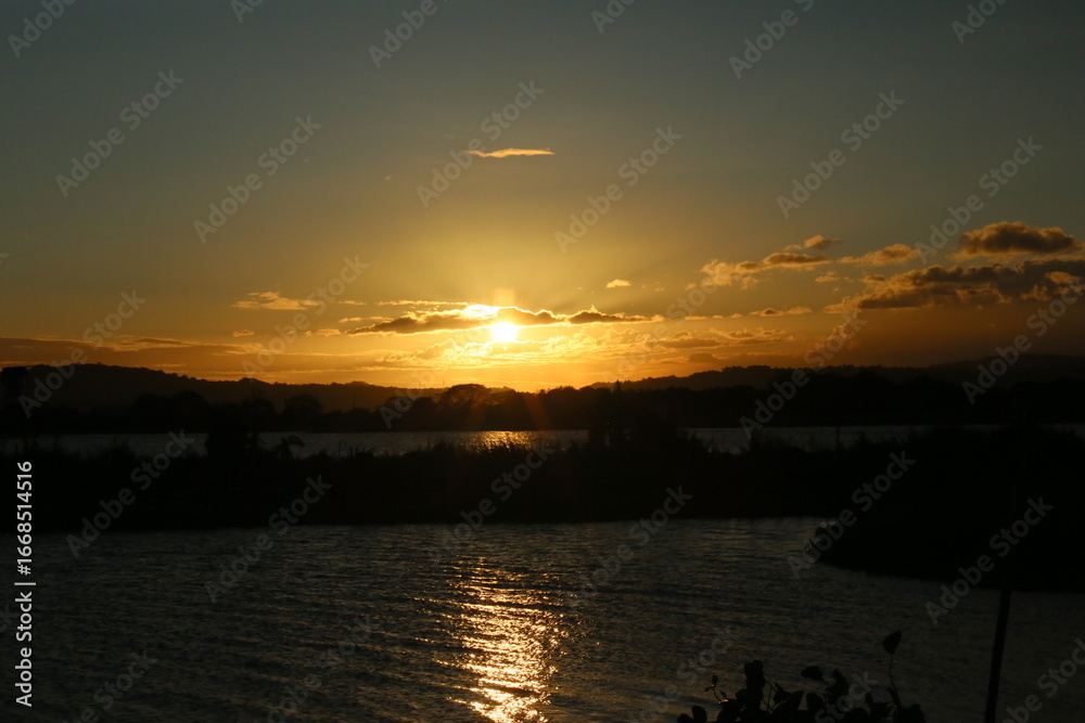 Naklejka premium sunset, house, mountain, lake, sea, silhouette