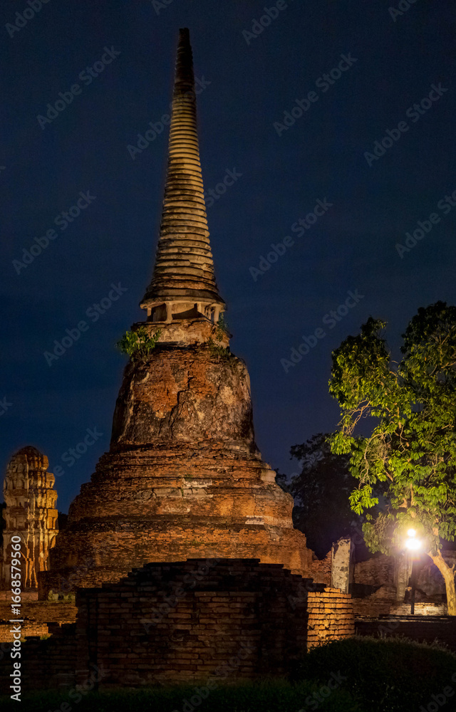 Fototapeta premium Landscape Historical Park in Ayutthaya. The ancient temple that presents humans is located in Thailand's Ayuddhaya Historic City. Ayutthaya World Heritage.