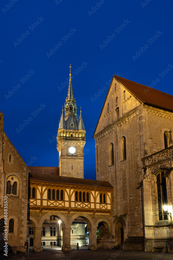 Obraz premium Illuminated cathedral tower at night in Braunschweig, Germany