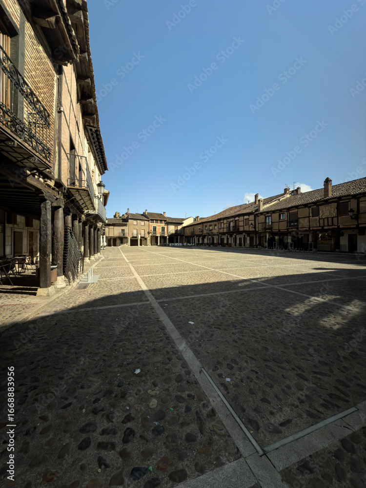 Obraz premium Traditional arcades of Plaza Vieja in the historic town of Salda?a