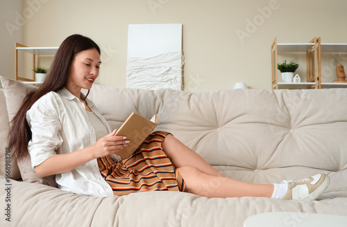 Beautiful young woman readi...