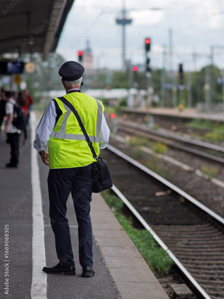 Fototapeta premium Koln Deutz Bahnhof: Train Station Scene with Station Master