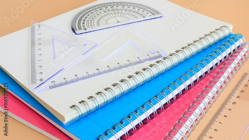 教育イメージ　文房具　ノートと三角定規　16:9