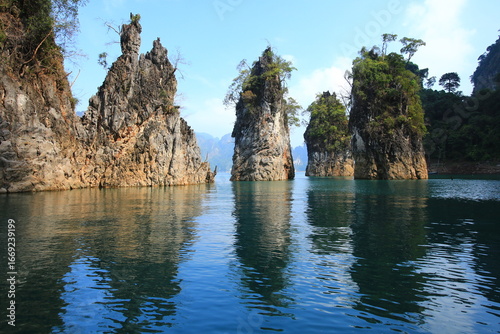 Fotografía Khao Sam Kler is characterized by 3 limestone mountains standing in the middle of the water in Ratchaprapha Dam (Cheow Lan Dam) Khao Sok national park
