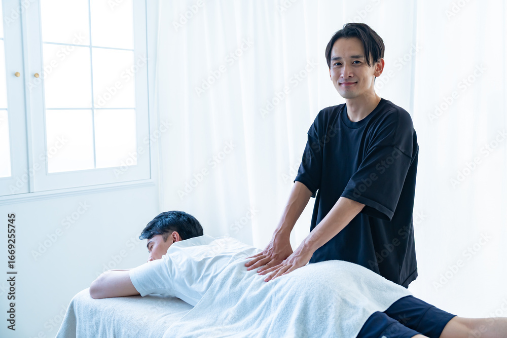 Obraz premium マッサージをする男性