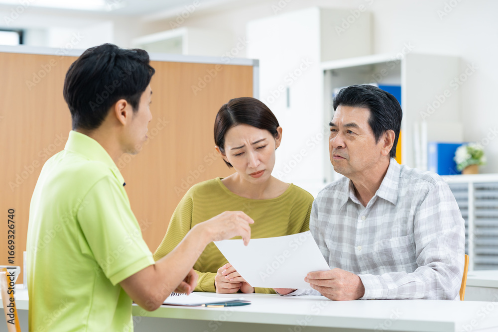 Obraz premium ケアプランを相談する親子