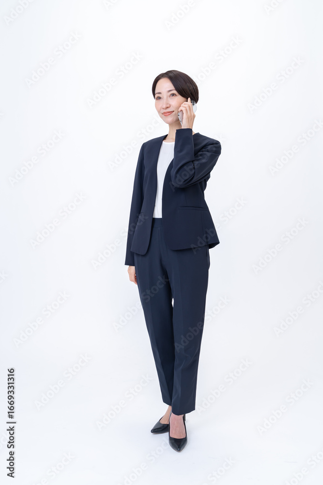 電話をする女性 電話をする女性