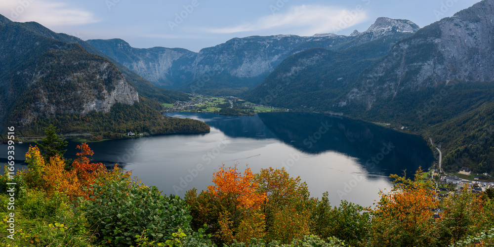 Obraz premium Aerial scenic panoramic view of Alpine lake Hallstattersee in autumn time near Hallstatt village in Austria.