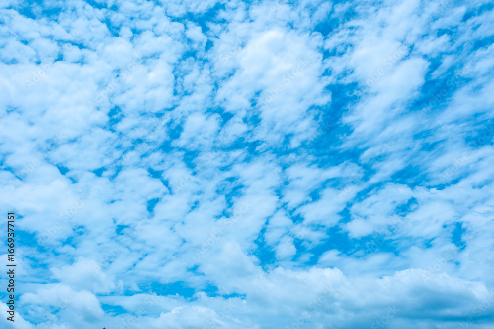 Obraz premium Panorama of cloud clear sky background for summer vacation concept at ocean and summer sea water with sunlight of beautiful cloudy 