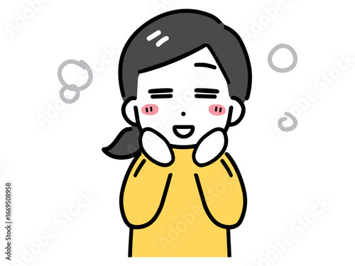 笑顔で少し照れている私服の若い女性(上半身・正面)