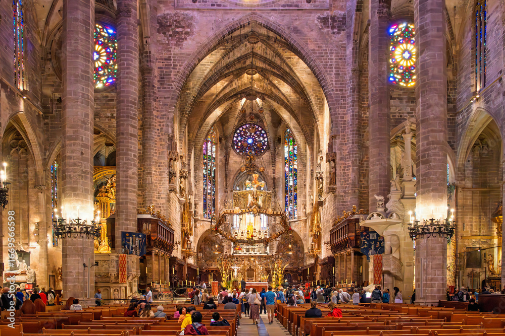 Obraz premium Interior in the Palma cathedral with visitors