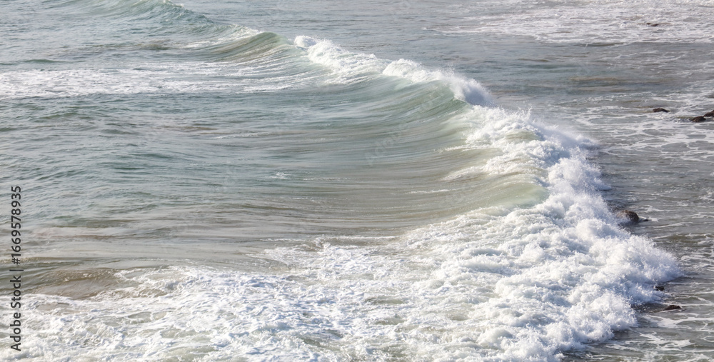 Fototapeta premium The ocean is calm and the waves are small