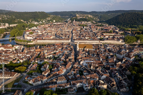 Vue en drone de la ville de Besançon avec le quartier Battant au premier plan au couche du soleil. 