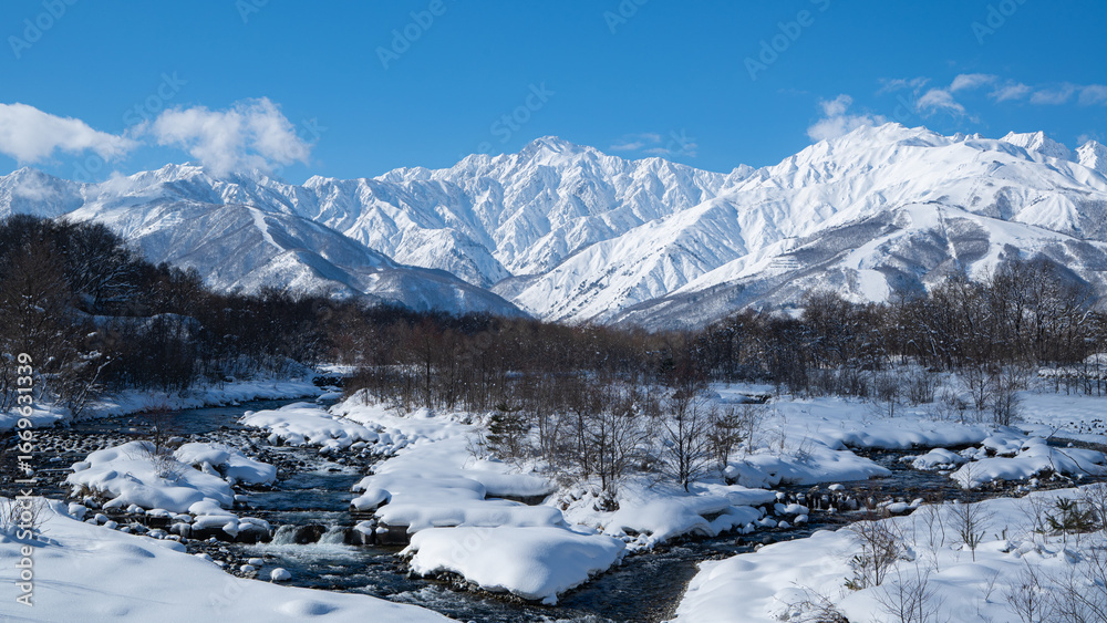 Fototapeta premium 雪に覆われた北アルプスの山並み 長野県白馬村