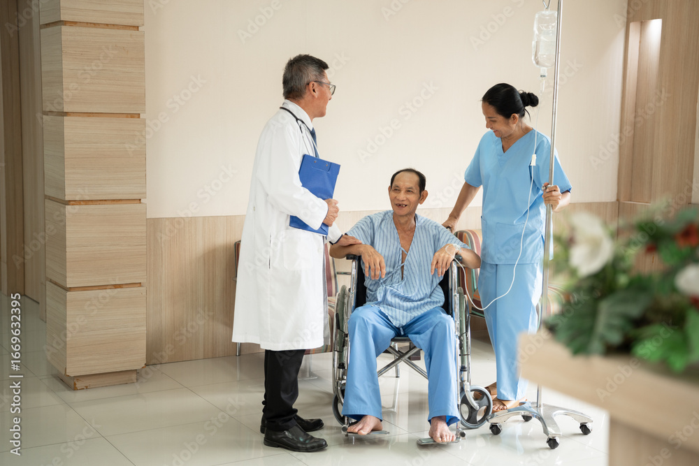 Obraz premium Doctor and nurse take care patient old man with intravenous treatment in wheelchair at hospital 
