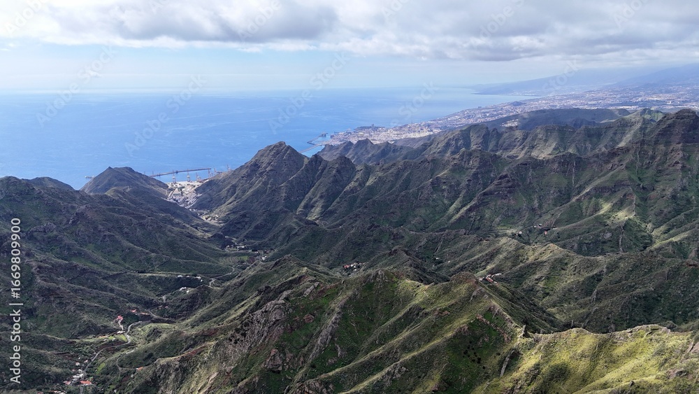 Naklejka premium survol du massif de l'Anaga à Tenerife