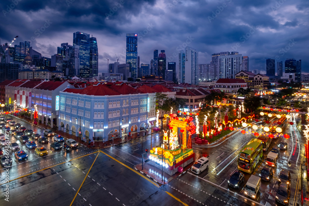 Chinatown in Singapore lights up during the Chinese New Year and Mid-Autumn Festival, creating a beautiful night scene in the city. Chinatown in Singapore lights up during the Chinese New Year and Mid-Autumn Festival, creating a beautiful night scene in the city.
