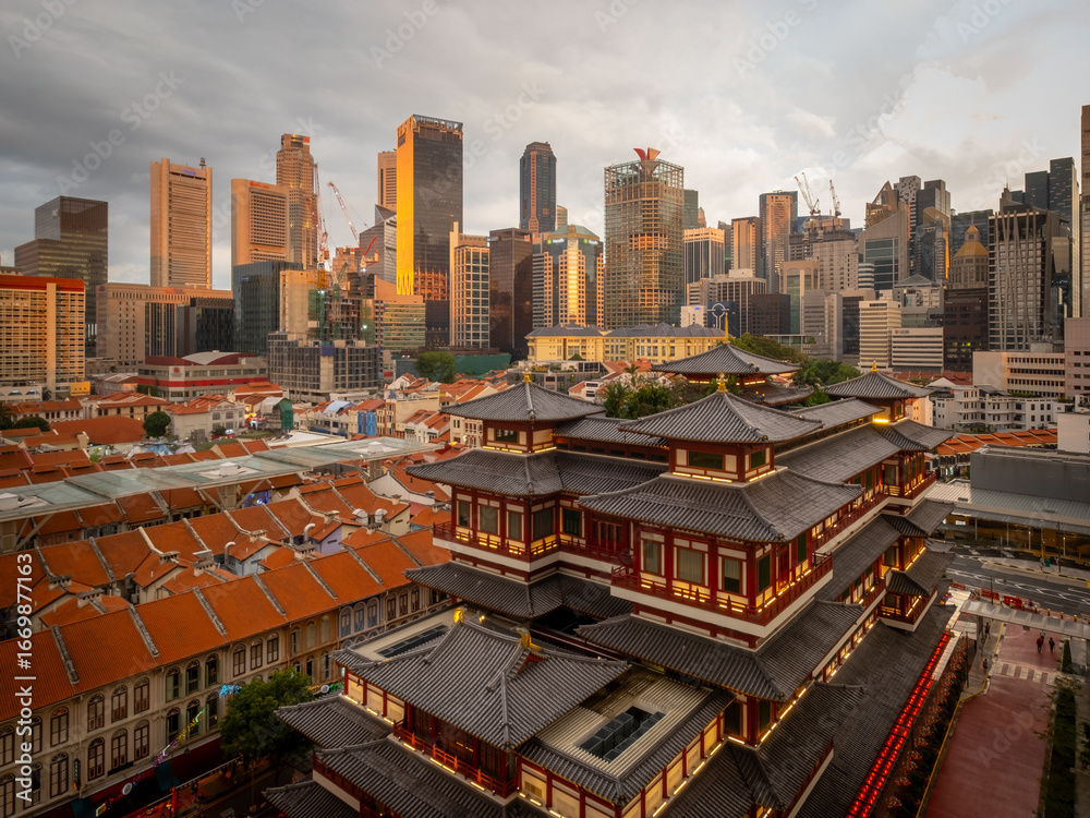 Fototapeta premium Buddha Tooth Relic Temple, Aerial view of Chinatown Singapore.