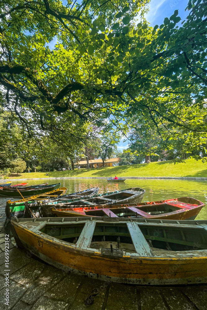 Obraz premium Quiet park with lake and small boats