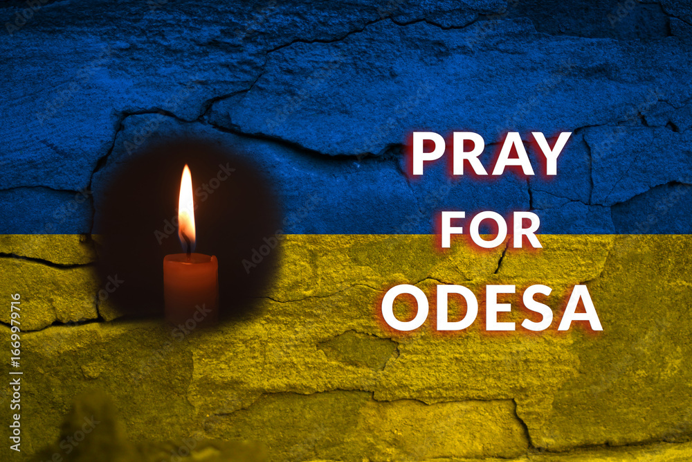Φωτογραφία A powerful and somber image of a Ukrainian flag and a candle in Odesa, in a gesture of mourning after the shelling by Russia