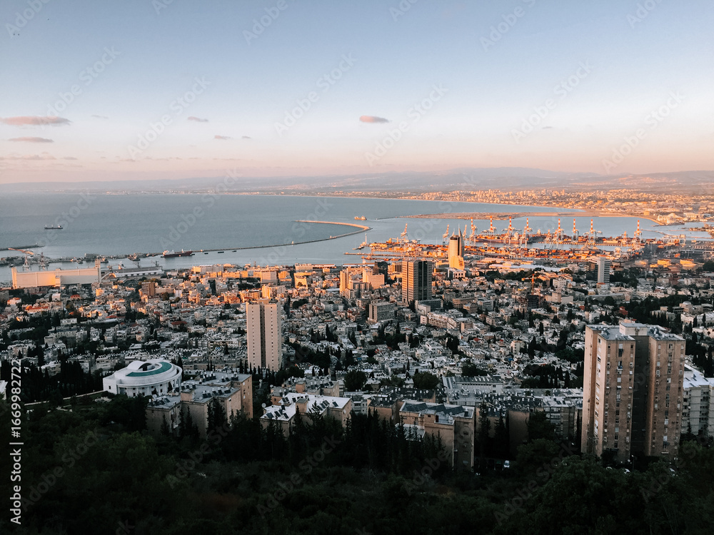 Obraz premium Sunset view over the city and harbor of Haifa, Israel from a nearby hillside