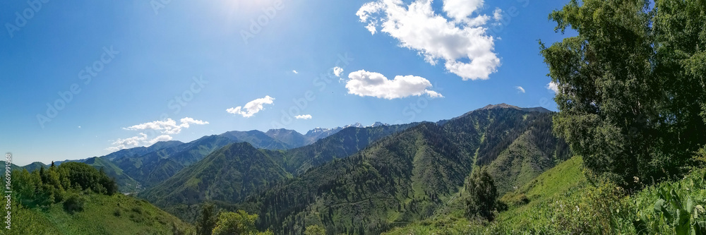 Obraz premium mountain gorge against the backdrop of blue sky and thick clouds