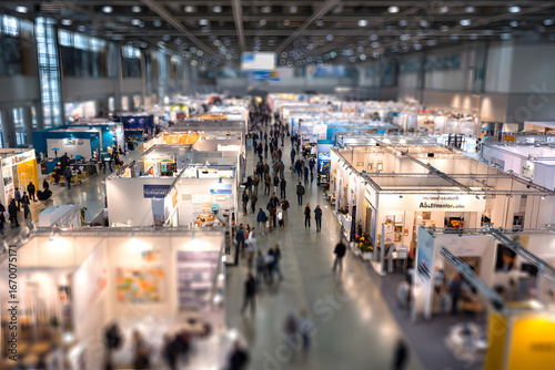 Fachmesse mit verschiedenen Ständen